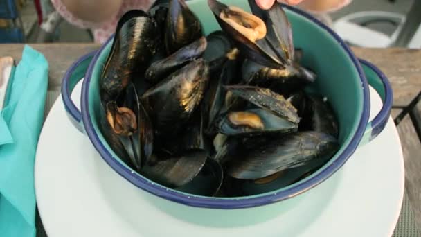 Kobieta Jedzenie Pyszne Małże Ryby Owoce Morza Restauracji Wolnym Powietrzu — Wideo stockowe