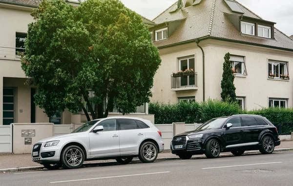 Два автомобілі Audi uxury стоянці перед будинком — стокове фото