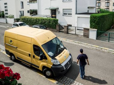 La Poste sarı teslim van doğru yürüyüş kurye