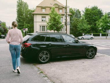 BMW araba yürüyen kadın