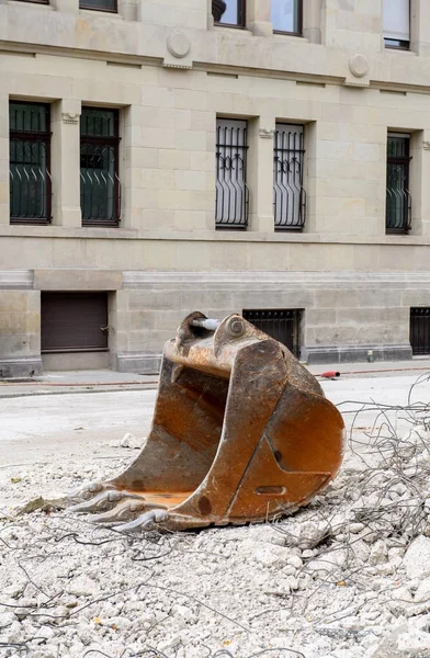 Cubo de excavadora en el sitio de construcción — Foto de Stock