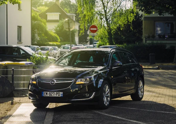 Новый автомобиль Opel припаркован в городе — стоковое фото