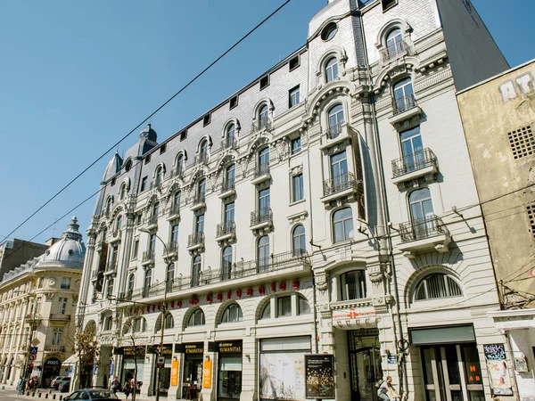 Boulevard Regina Elisabetta a Bucarest Romania con la gente e c — Foto Stock