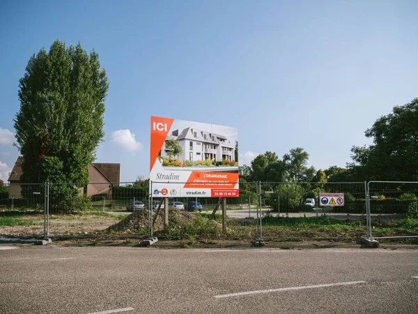 Bauträger wirbt mit Schild für neues Wohnhaus — Stockfoto