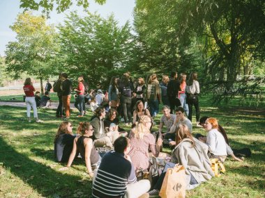 oung insanlar veya öğrencilere bir takım kurma Park