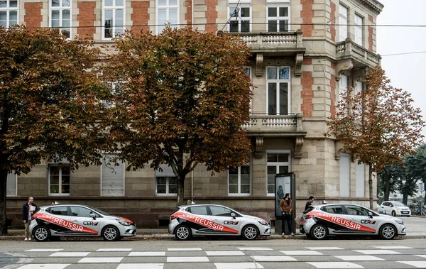Sürüş lisans okulu öğrenci ve instru Fransız arabalarından — Stok fotoğraf