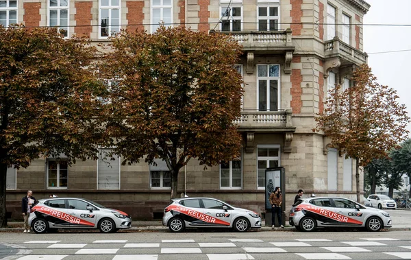 Мбаппе из французской автошколы со студентами и преподавателями — стоковое фото