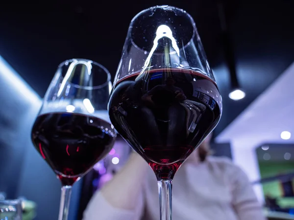 Dos copas de vino tinto orgánico compartidas con macho hembra — Foto de Stock