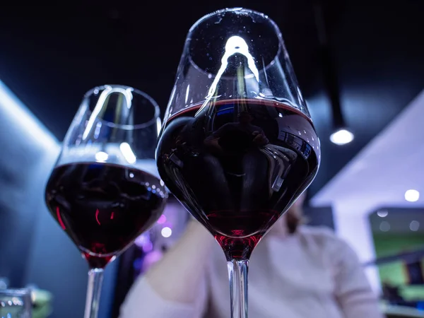 Två glas rött ekologiskt vin delade med manlig kvinna — Stockfoto