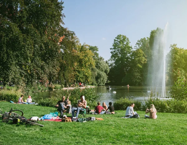 insanlarla yakın göl Strazburg Orangerie Parkı