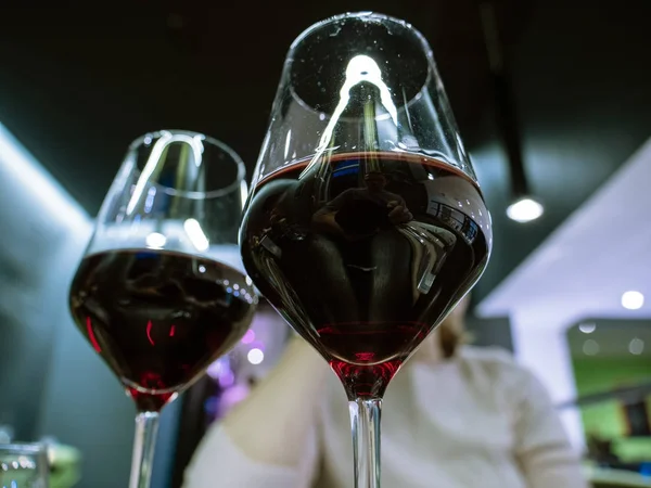 Deux verres de vin bio rouge partagé avec la femelle mâle — Photo
