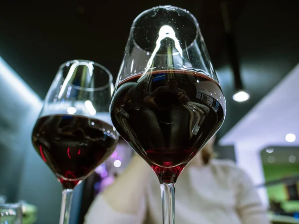 Dos copas de vino tinto orgánico compartidas con macho hembra — Foto de Stock