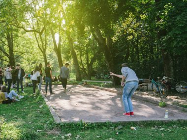 Gençler veya öğrenciler petanq oynayan bir takım oluşturma olay
