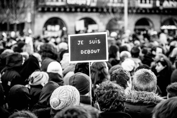 View from behind of "Je suis debout" paperboard sign at protests — Stock Photo, Image