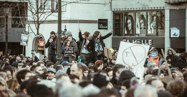 People holding pens up and "Je suis Charlie" paperboard signs — Stock Photo, Image