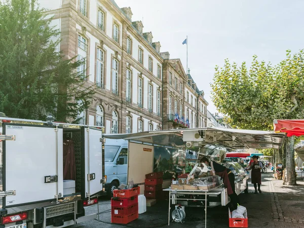 Central city plaats Place Broglie met Franse weekmarkt — Stockfoto