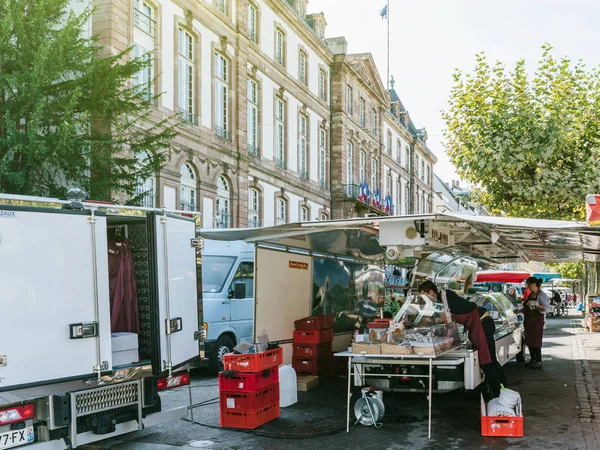 Zentraler Stadtplatz Place Broglie mit Wochenmarkt — Stockfoto