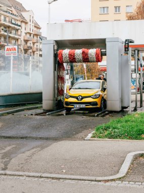 Sarı Renault araba ile otomatik oto yıkama 