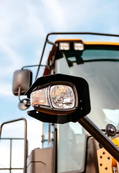 Мощный свет на современный трактор-экскаватор — стоковое фото