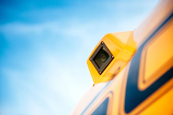 Камера видеонаблюдения на современном промышленном автомобиле — стоковое фото