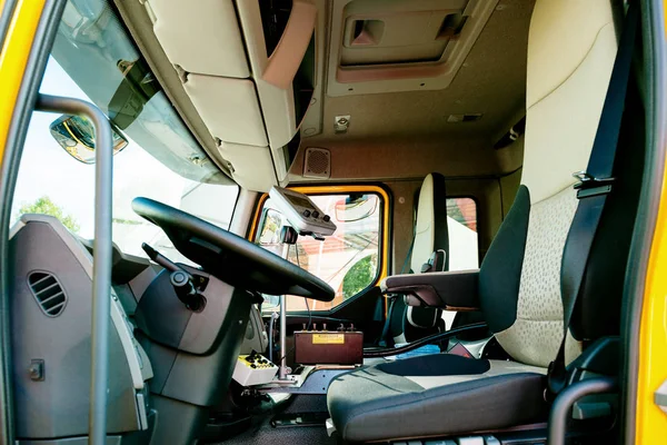 Interior do moderno caminhão de limpeza de esgoto Renault Industrial — Fotografia de Stock