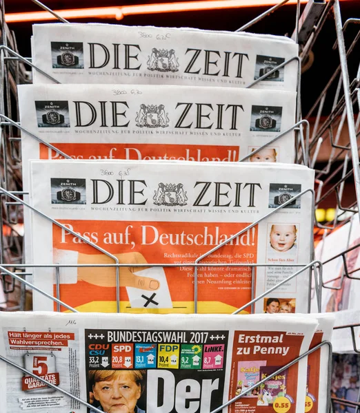 Німецькі та міжнародних ЗМІ у kisok про німецького вибори — стокове фото