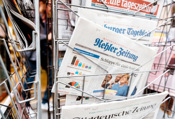 Deutsche und internationale Presse bei kisok zur Bundestagswahl — Stockfoto