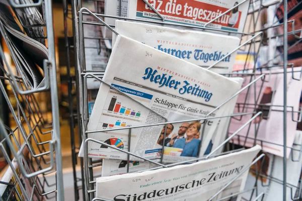 Tysk och internationell press på kiosk om tyska valen — Stockfoto