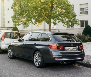 Arkadan görünüş Bmw 320d vagon lüks araba park 