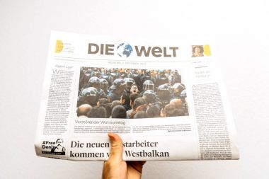 Alman Die Welt gazete okuyan adam 