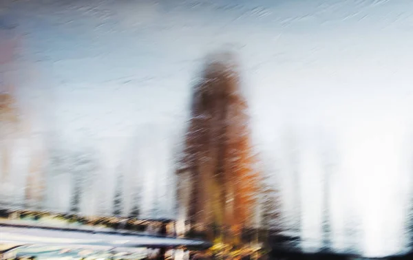 Donmuş gölün içinde ağaç ters yansıma — Stok fotoğraf