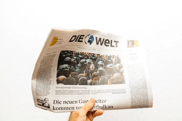 Hombre leyendo el periódico alemán Die Welt — Foto de Stock