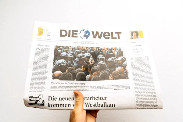 Hombre leyendo el periódico alemán Die Welt — Foto de Stock