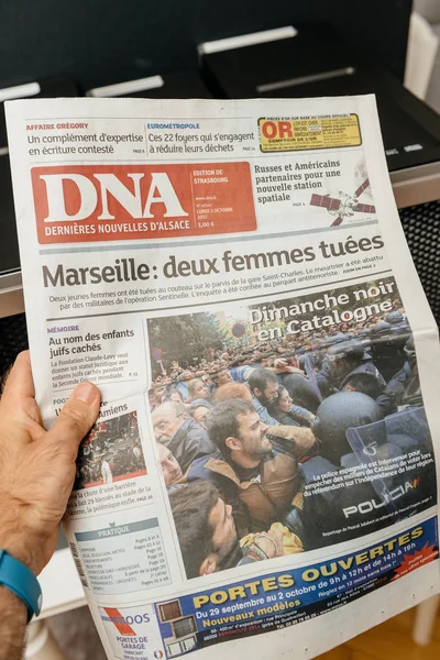 カタロニアの不安について Dna フランスの新聞を読んでいる人 — ストック写真