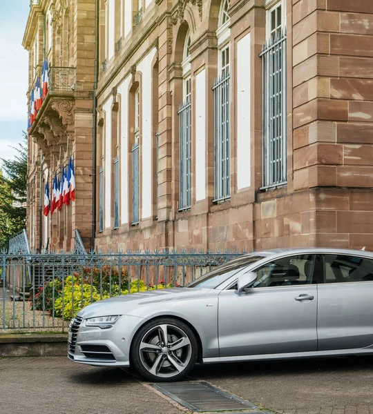 Strazburg sokakta park edilmiş lüks Audi Sedan — Stok fotoğraf