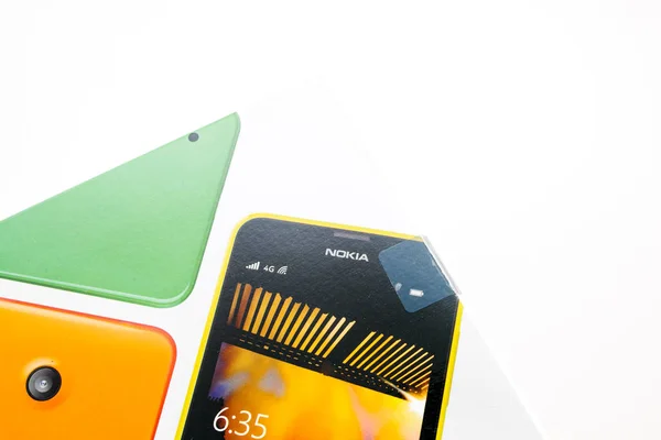 Unboxing av Nokia Lumia-telefon-kartong — Stockfoto