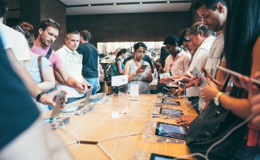 Late iphone hayran müşteriler Apple Store içinde