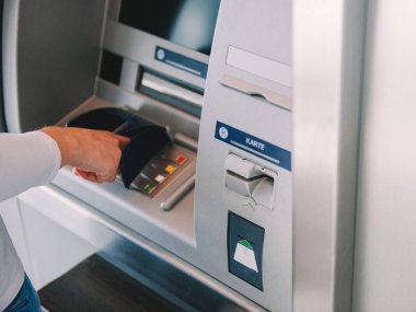 Atm otomatik vezne makinesi kullanan kadın yan görünüm