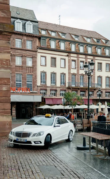 Taxi onder regen waiing voor passagiers — Stockfoto