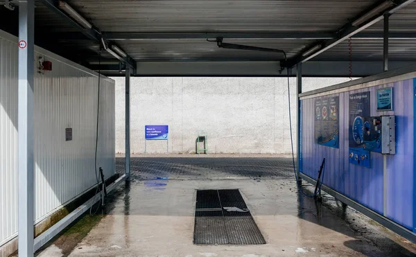 Elephant Bleu empty car wash station — Stock Photo, Image