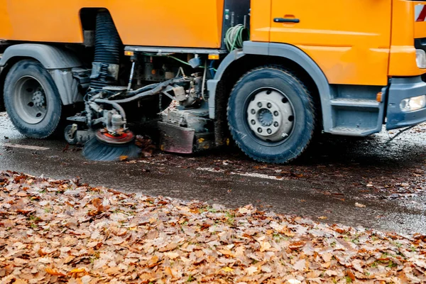 Truck spazzatrice su urbano città strada pulizia foglie — Foto Stock
