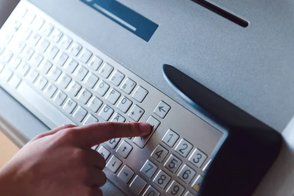 Использование современной клавиатуры банкомата — стоковое фото
