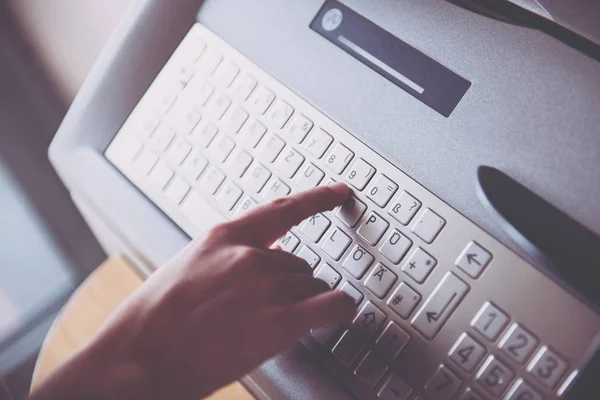 Usando o teclado ATM moderno — Fotografia de Stock