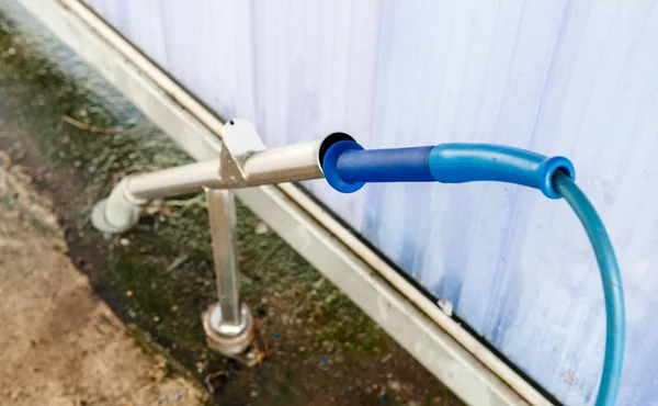 Högtrycks vattenpump spruta på biltvätt — Stockfoto
