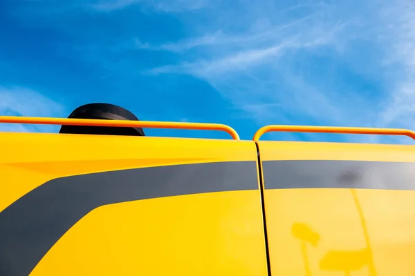 Tractor detalle cabaña amarillo cielo azul —  Fotos de Stock