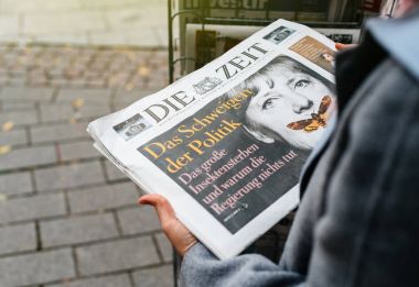 Almanca Die Zeit gazetesi Angela Merkel ile satın alma kadın