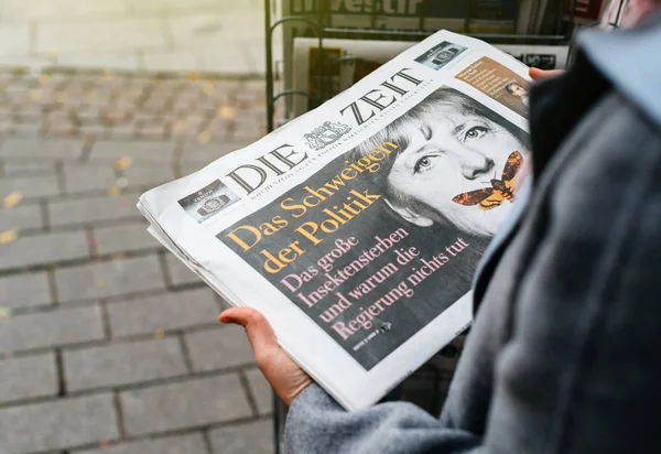 Mujer comprando periódico Die Zeit alemán con Angela Merkel — Foto de Stock