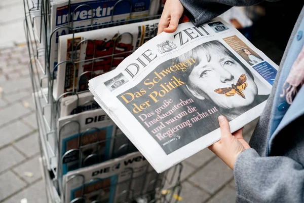 Mujer comprando periódico Die Zeit alemán con Angela Merkel — Foto de Stock