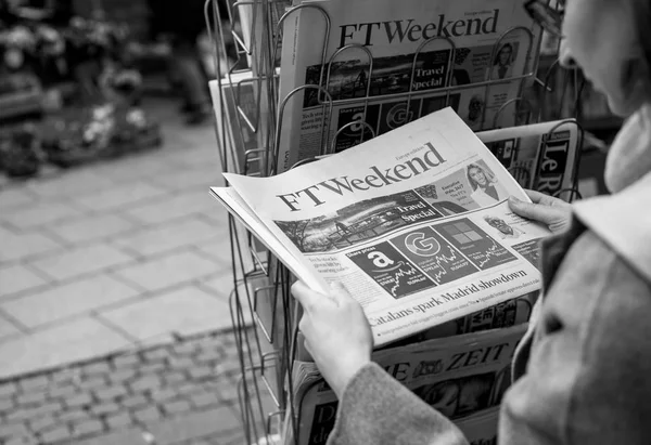 Γυναίκα αγοράζοντας πατήστε Ft το σαββατοκύριακο — Φωτογραφία Αρχείου