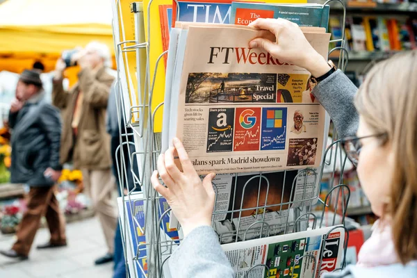 Mujer comprar prensa FT Weekend — Foto de Stock